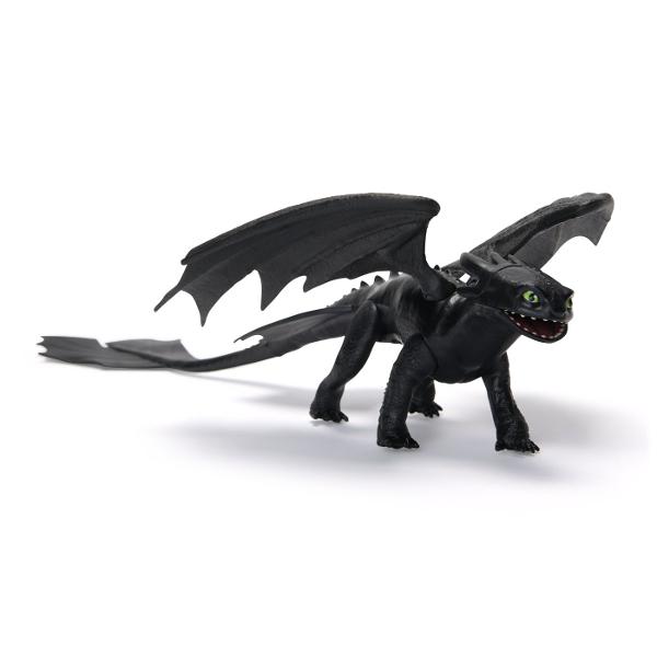 Adauga in colectia ta indragitele figurine cu dragoni din How to Train Your Dragon Figurinele au cap si aripi mobile fiind perfecte pentru joaca interactiva si aventuri imaginative alaturi de ceilalti dragoni din universul lor Design detaliat inspirat din film Acestia sunt acum gata de actiune Figurinele au aripi mobile si un design realist ideale pentru a recrea lupte aeriene sau pentru colectionare Aripi mobile pentru miscare dinamica Detalii impresionante si culori vii Acest pachet 