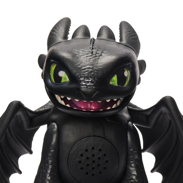 Aduceti aventura din How To Train Your Dragon acasa cu dragonul cu sunete Bucura-te de propriul tau Night Fury cu miscari realiste ale capului si stil autentic de film pe masura ce iti cunosti dragonul Dragonul prinde viata cu 25 de sunete diferite pe masura ce ii mangai capul Porneste-ti dragonul si trezeste-l cu o simpla atingere Aceasta jucarie dragon are dimensiunea potrivita pentru a fi luata din mers sau pentru a va bucura acasa de propriul dragon Baterii incluse Copiii isi pot 