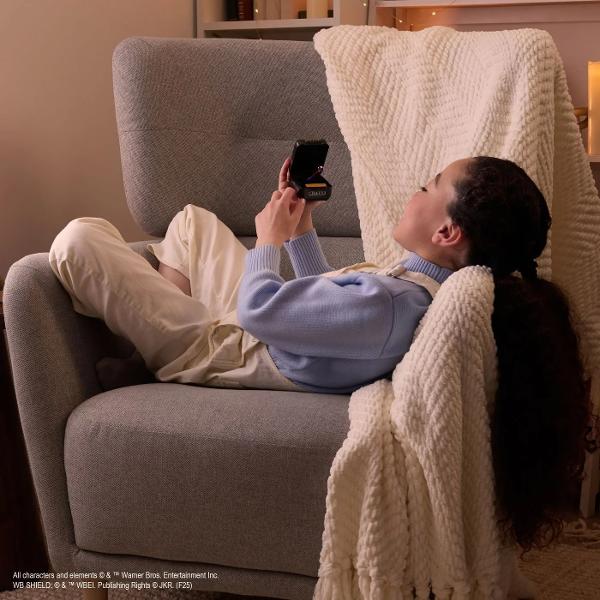 Dezvaluie magia lumii vrajitorilor cu Bitzee Harry Potter Personajele Bitzee Harry Potter reactioneaza la atingere miscare glisari si inclinari cu sunete si reactii fermecatoare la fiecare interactiune In interiorul capsulei stilizate negre si aurii de la Hogwarts colectioneaza 20 dintre vrajitorii vrajitoarele si creaturile tale preferate din Harry Potter inclusiv Harry 20 de personaje intr-o singura cutie Cu cat joci mai mult cu atat vei debloca mai multe Fiecare personaj ajunge 