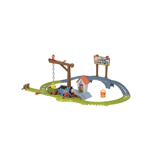 Copiii de varsta prescolara isi pot trimite bunul prieten Thomas in cursa prin statia Wayland pentru a ridica si livra vopsea cu acest set de tren si sina motorizat Thomas &amp Friends de la Fisher-Price Apasati comutatorul de deasupra motorului pentru a-l trimite pe Thomas sa alerge de-a lungul pistei Dar ai grija Pe masura ce Thomas trage camionul cu probleme peste pod cutiile de vopsea se vor clatina si se vor arunca din patul camionului Necesita 2 baterii AAA neincluse