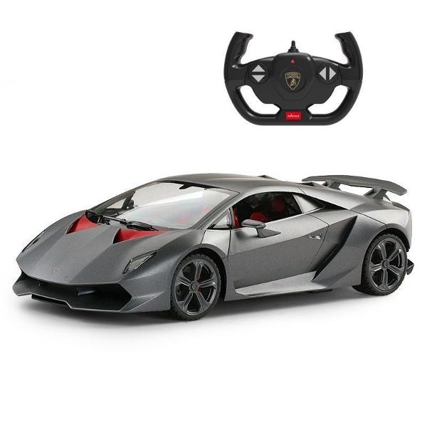 Copilul dumneavoastra se poate juca in voie cu masina cu telecomanda LAMBORGHINI SESTO ELEMENTO scara 1 la 14 oferita de brandul international Rastar Nicio cursa nu este imposibil de castigat cu acesta masinuta replica oficiala cu licenta a modelului original construita cu mare atentie la detalii Masinuta are proportiile ideale pentru momente pline de distractie si amuzamentMasinuta functioneaza pe frecventa de 24GAlimentarea se face astfel  pentru masinuta sunt necesare 5 baterii tip 