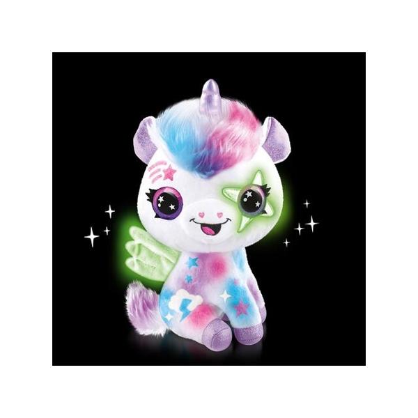 Personalizeaza-ti unicornul de plus Airbrush Plush si creeaza un prieten magic care straluceste in intuneric  Cu spray-ul markerele si sabloanele incluse copiii pot sa-si exprime creativitatea intr-un mod unic Procesul este simplu si super distractiv introduceti markerul colorat in aparatul de pulverizare si lasati inspiratia sa prinda viata Adorabilul unicorn de plus vine cu aripi frumos colorate care lumineaza in intuneric adaugand o nota de magie fiecarui design  Setul 