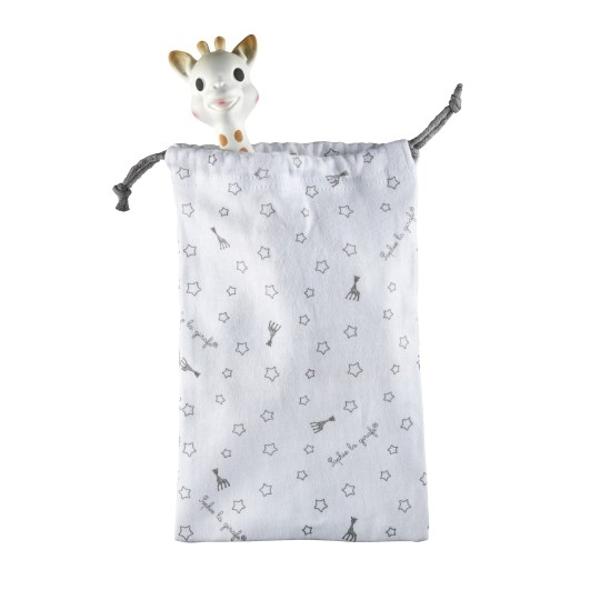 Cutie Cadou Girafa Sophie Si Saculet De TransportPractic si igienic saculetul faciliteaza depozitarea si transportul girafei Sophie protejand-o in acelasi timp de murdarieGirafa Sophie este prima jucarie a bebelusului care-i stimuleaza toate simturileVederea datorita petelor sale de culoare inchisa contrastante care se gasesc pe tot corpul girafei atrag privirea bebelusului si devin un obiect familiar si linistitor Auzul dotata cu un fluier este 