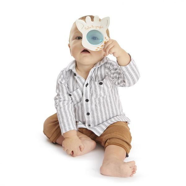 Aceasta jucarie magica este ideala pentru a dezvolta vederea copilului este recomandata de la nastere pana la 24 luniAceasta jucarie evolutiva este formata dintr-un cadru din cauciuc 100 natural &537;i 4 lentile interschimbabile care ajuta la dezvoltarea vederii copilului pe masura ce inainteaza in varsta De la varsta de 2-3 luni se familiarizeaza cu contrastele alb-negru In jurul varstei de 3-4 luni bebelusul isi descopera reflexia in 