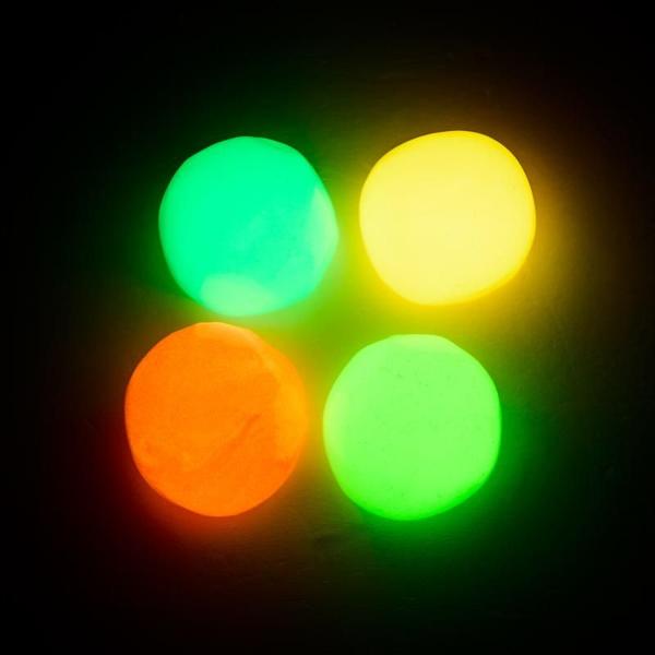 Distrac&539;ie garantat&259; chiar &537;i pe întuneric Cu acest set de plastilin&259; s&259;ritoare care include doi ochi mi&537;c&259;tori po&539;i modela fe&539;e frumoase &537;i apoi le po&539;i face s&259; sar&259; Include o cutie practic&259; de depozitareDisponibil în 4 culori diferite &537;i diferite forme de cutie Pret per bucata Nu se poate alege culoarea se livreaza in functie de disponibilitatea din 