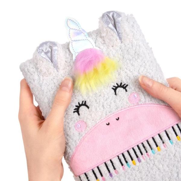 Cau&539;i o agenda cu totul speciala Atunci acest caiet pufos &537;i fermec&259;tor cu unicorn este exact ceea ce cau&539;i Coperta din blan&259; moale &537;i l&acirc;noas&259; cu aplica&539;ie cu urechi str&259;lucitoare corn irizat &537;i coam&259; pufoas&259; face ca aceast&259; fa&539;&259; de unicorn s&259; fie unic&259; Paginile interioare liniate sunt perfecte pentru a-&539;i nota noti&539;ele g&acirc;ndurile &537;i amintirile Fie c&259; este vorba de o zi 