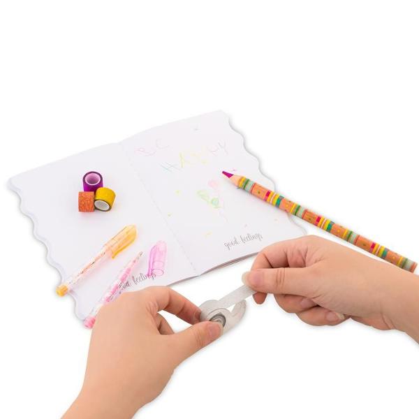 Fii creativ Distrac&539;ie cu sclipici colorat pentru lipit decorat ambalat creat &537;i me&537;te&537;uguri D&259; frâu liber creativit&259;&539;iiCon&539;inut 11 benzi cu sclipici colorate Ø aprox 16 cm în culori str&259;lucitoare fiecare lungime de 1 m inclusiv dozator aprox 40 x 25 x 15 cm