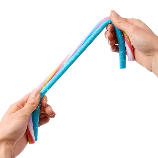 O nou&259; edi&539;ie a clasicului Trendhaus Cel mai cool &537;nur cu sclipici anti-plictiseal&259; pentru întindere înnodare &537;i multe altele Se întinde pân&259; la aproximativ 2 metri Lungime aproximativ 30 cm Material plastic elasticDisponibil în 7 culori pastelate Pretul afisat este per bucata Nu se poate alege culoarea se livreaza in functie de disponibilitatea din stoc