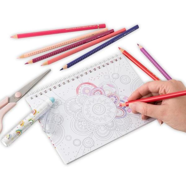 Fii creativ &537;i coloreaz&259;-&539;i via&539;a Peste 10 pagini de distrac&539;ie colorat&259; cu activitati craft inclusiv 134 de stickere Creeaz&259;-&539;i propriile mandale imagini cu stickere c&259;r&539;i po&537;tale semne de carte &537;i etichete de cadou - sau chiar creeaz&259; un mobil colorat Acest caiet de lucru de înalt&259; calitate cu finisaj uimitor din folie argintie &537;i legare cu inele este perfect pentru pictat lipit &537;i design