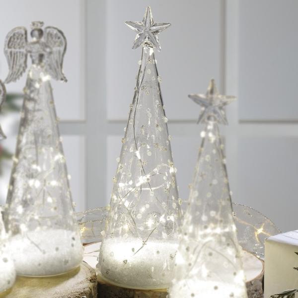 Acest brad decorativ din sticl&259; adaug&259; un aer elegant &537;i festiv oric&259;rui col&539; al casei tale Cu lumini LED integrate bradul str&259;luce&537;te delicat creând o atmosfer&259; cald&259; &537;i primitoare Designul s&259;u rafinat confer&259; un efect sofisticat potrivit atât pentru decoruri moderne 