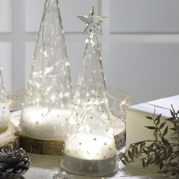 Acest brad decorativ din sticl&259; adaug&259; un aer elegant &537;i festiv oric&259;rui col&539; al casei tale Cu lumini LED integrate bradul str&259;luce&537;te delicat creând o atmosfer&259; cald&259; &537;i primitoare Designul s&259;u rafinat confer&259; un efect sofisticat potrivit atât pentru decoruri moderne cât 