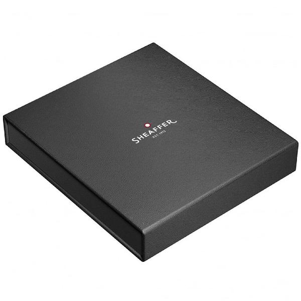 Stilou elegant cu design premiumIdeal pentru a fi oferit ca un cadou deosebit cu ocazia unor evenimente specialeFunctioneaza atat cu cartuse cat si cu convertor Sheaffer montat fara cernealaRealizat din materiale de calitateCorpul si capacul sunt confectionate din alama cromata cu aspect rafinatAccesorii din alama placate cu aur de 22kClip de atasare la mapa sau caiet din alama tip arc placat cu aur de 