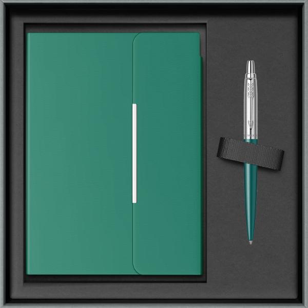 Pix Parker Jotter Royal Greenwich• Dimensiuni 139 mm lungime  1050 mm diametru• Greutate 20 g• Accesorii Din otel inoxidabil placate cu crom• Clip Din otel inoxidabil placat cu crom• Corp superior Din otel inoxidabil sablat cizelat cu model brushed placat cu crom• Corp inferior Din otel inoxidabil polisat lacuit cu multiple straturi de lac verde mat• Mecanism Click prin apasare• Mina Pix 