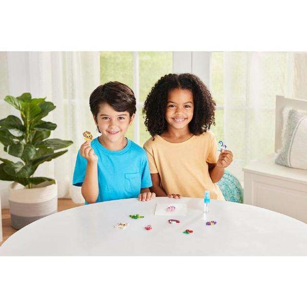 Acesta este setul original de creatie cu margele Aquabeads activate cu ajutorul apei Din 2004 copiii din intreaga lume au creat milioane de modele AquabeadsSetul de Margele Aquabeads - Easy Starter Set este perfect pentru incepatoriAsezati margelele pe tava pentru a va crea modelul dorit Cu ajutorul pulverizatorului pulverizati apa peste margele pentru a se lipi ”magic” impreuna Lasati-le sa se usuce iar modelul este gata Setul 