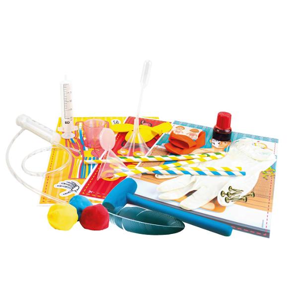 Joc educativ descopera corpul uman Cu acest joc patrunde in fascinanta lume a corpului uman si descopera cum functioneaza diferitele sale sisteme Construieste un schelet articulat simuleaza functionarea plamanilor invata despre muschi sistemul digestiv si circulator si multe altele Exploreaza 12 activitati stiintifice distractive si interactive care iti vor starni curiozitatea si cunostintele despre corpul uman Continut kit seringi manusa plastiline colorate tuburi din plastic 