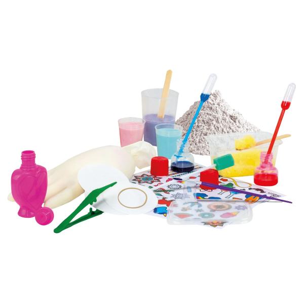 Creeaza-ti propriile tatuaje cu aceasta Fabrica de tatuaje Nu rata sansa de a-ti pregati propriile cerneluri si de a descoperi originea si stiinta din spatele tatuajelor temporare Vei gasi de asemenea peste 60 de tatuaje gata de aplicat pentru tine sau prietenii tai Continutul setului banda elastica manusa filtre de hartie cupe mici gradate pipete Pasteur cupa mare gradata spatule din lemn pensula colorant cosmetic albastru colorant cosmetic roz ghips recipient cu capac sticluta 