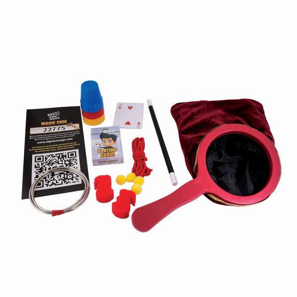 Pregateste-te pentru o calatorie fascinanta in lumea magiei si a iluziilor unde trucurile clasice se imbina perfect cu cele moderne pentru a crea momente spectaculoase Setul contine tot ce ai nevoie pentru a deveni un adevarat magician o bagheta magica plutitoare o punga misterioasa care face obiectele sa dispara un iepure care apare si dispare faimosul truc cu inelele care se conecteaza si se separa miraculos o bancnota care leviteaza in aer trucuri uimitoare cu franghii trucul 