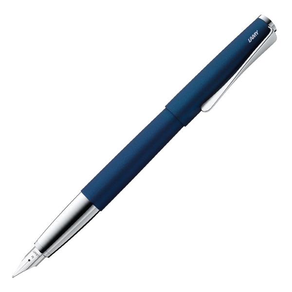 Eleganta gamei Lamy studio este rezultatul imbinarii dintre design si arta Clema in forma de elice accentueaza forma inovatoare a stiloului Lamy studioDetalii stilou Lamy studio imperial blue finisaj lacquer matt imperial blue  clema din otel inoxidabil  penita de otel slefuita  patroane cerneala Lamy T10  convertor compatibil Lamy Z27 inclusCuloare imperial blue
