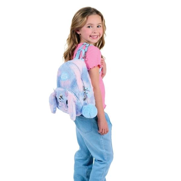 Rucsacul pufos Nebulous Stars – personaj Agatha este accesoriul perfect pentru fetite care iubesc culorile pastel si personajele magice Realizat din material moale plusat cu nuante de albastru si roz acest ghiozdan atrage atentia prin fata sa simpatica decorata cu ochi mari stralucitori urechiuse pufoase si cristale aplicateDimensiuni compacte si practiceCu o marime de 22 x 26 x 13 cm rucsacul este usor si ideal pentru gradinita plimbari excursii sau activitati 