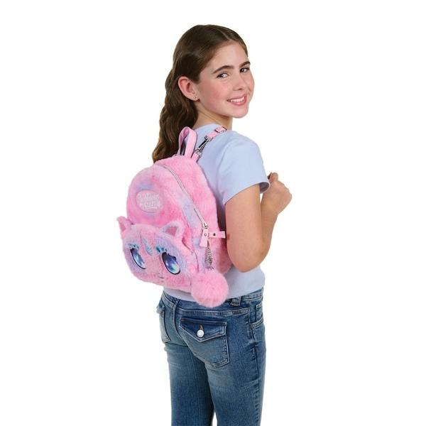 Rucsacul pufos Nebulous Stars &ndash; personaj Stella cucereste orice fetita prin aspectul sau adorabil si culorile pastelate in nuante de roz si mov lila Forma simpatica de pisicuta-unicorn cu urechiuse moi corn stralucitor si ochi mari sclipitori il transforma intr-un accesoriu unic plin de magie si personalitateDimensiuni practice pentru copiiCu o marime de 22 x 26 x 13 cm ghiozdanul este compact si usor dar suficient de incapator pentru a pastrajucarii de 