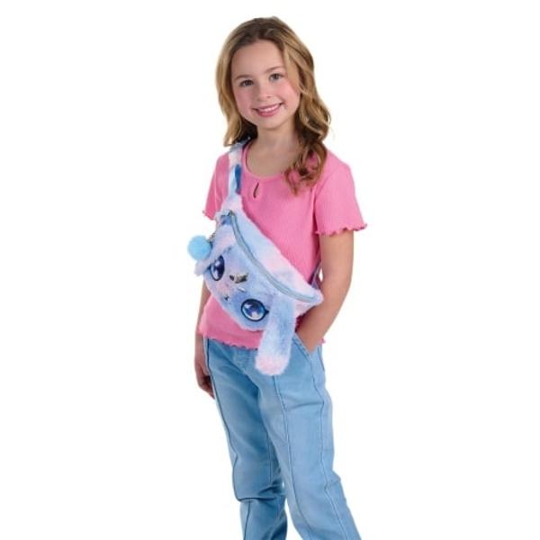 &127800; Design adorabil &537;i plin de magieBorseta pufoas&259; Nebulous Stars – personaj Agatha aduce un strop de magie cosmic&259; în &539;inutele celor mici Realizat&259; dintr-un material moale plu&537;at în nuan&539;e pastelate de roz &537;i albastru geanta este decorat&259; cu fa&539;a simpatic&259; a personajului Agatha având ochi mari sclipitori &537;i detalii str&259;lucitoare în form&259; de cristale Urechiu&537;ele pufoase 