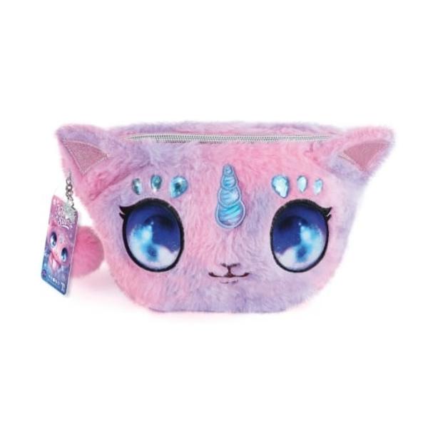 Borseta pufoas&259; Nebulous Stars – personaj Stella transform&259; fiecare ie&537;ire într-o aventur&259; plin&259; de culoare Realizat&259; din material plu&537;at roz &537;i mov lila geanta surprinde prin designul unic de pisicu&539;&259;-unicorn cu urechiu&537;e dr&259;g&259;la&537;e ochi mari str&259;lucitori &537;i detalii cu pietricele decorative&127890; Dimensiuni practice pentru copiiAvând 30 x 16 x 2 cm borseta este 