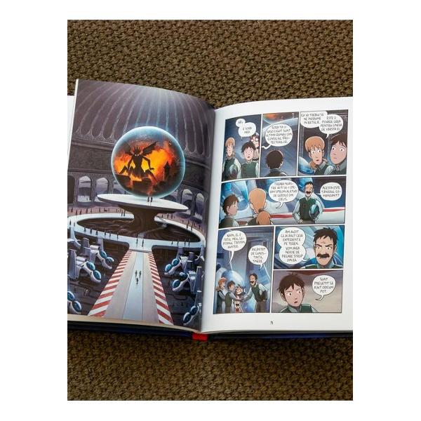 Du&537;manii sunt tot mai puterniciEmily a supravie&539;uit complotului de la Academia Protectorilor îns&259; Max Griffin a furat Piatra-Mam&259; de care regele elfilor are nevoie ca s&259; invadeze &537;i s&259; distrug&259; na&539;iunea Windsor Emily &537;i prietenii ei încearc&259; din r&259;sputeri s&259;-l opreasc&259; &537;i când tân&259;ra p&259;str&259;toare îi cere ajutorul vocii care a ghidat-o pân&259; acum 