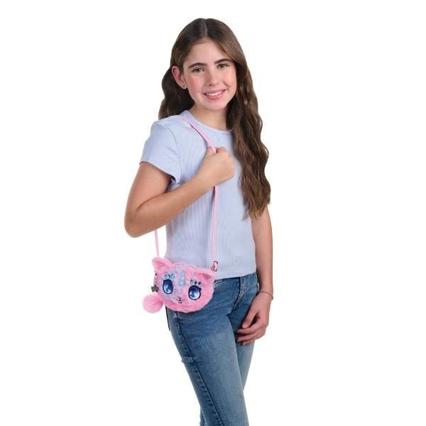 Portofelul pufos Nebulous Stars – personaj Stella este un accesoriu adorabil creat special pentru feti&539;ele care iubesc magia &537;i culorile pastel Realizat din material plu&537;at roz &537;i mov lila portofelul are forma personajului Stella – o pisicu&539;&259;-unicorn cu urechi 