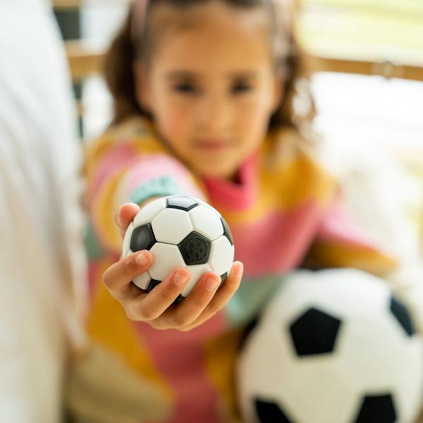 Smart Games - Plug & Play Ball joc de logic&259; 6 aniPlug & Play Ball este un puzzle 3D captivant conceput sub forma unei mingi de fotbal care promite ore &icirc;ntregi de distrac&539;ie &537;i provoc&259;ri intelectuale Cu cele 7 piese colorate acest joc de logic&259; stimuleaz&259; mintea &537;i dezvolt&259; abilit&259;&539;i esen&539;iale la copiiForma atractiv&259; &537;i colorat&259; a mingii de fotbal face ca jocul s&259; fie irezistibil 