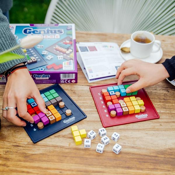 Genius Square este un joc de logica si strategie rapid destinat atat copiilor cat si adultilor Jocul include o tabla impartita in grile pioni de diferite forme si sase zaruri Scopul este sa completezi tabla de joc plasand toate piesele tale in grila dupa ce au fost stabilite coordonatele cu ajutorul zarurilor Este recunoscut pentru beneficiile pe care le aduce dezvoltarii cognitive stimuland gandirea logica si capacitatea de rezolvare rapida a problemelor Ce este si mai interesant 