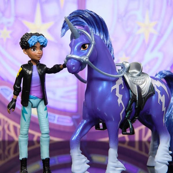 Intra in lumea magica a serialului Netflix cu Unicorn Academy – Rory & Storm un set plin de aventura prietenie si magie Rory elevul curajos al academiei este insotit de unicornul sau loial Storm cu o coama stralucitoare si fulgere mistice care ii simbolizeaza puterea Copiii pot recrea momentele preferate din serial sau isi pot imagina propriile povesti pline de fantezie in care prietenia dintre Rory si Storm invinge orice provocare Setul include accesorii detaliate si este 