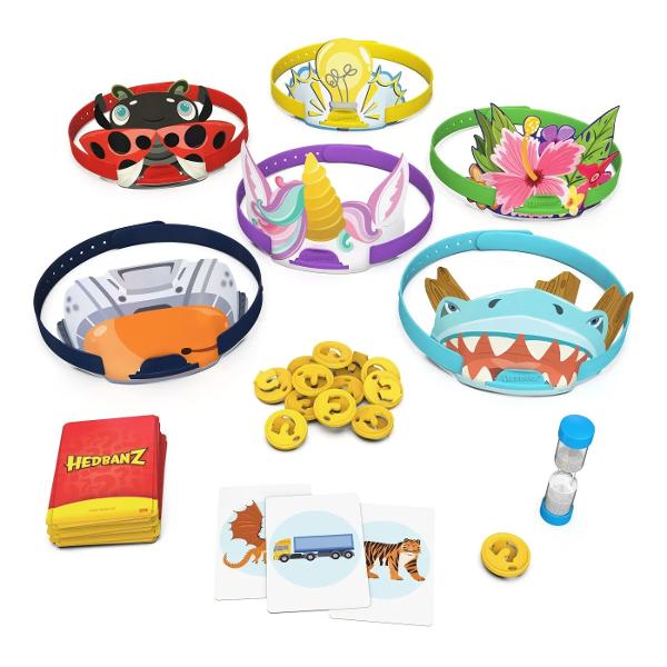 Ce sunt eu In acest joc de ghicit de familie clasic cu actiune rapida jucatorii primesc trei ecusoane pentru scor si fiecare trage un cartonas pe care sa il lipeasca pe banda de pe cap fara sa se uite Cand va vine randul intoarceti cronometrul si puneti intrebari la care se poate raspunde cu &bdquo;da&rdquo; sau &bdquo;nu&rdquo; pentru a afla ce sunteti - animal mancare sau obiect Ghiciti corect si lipiti un ecuson pe banda de pe cap apoi alegeti o alta carte si continuati sa puneti 