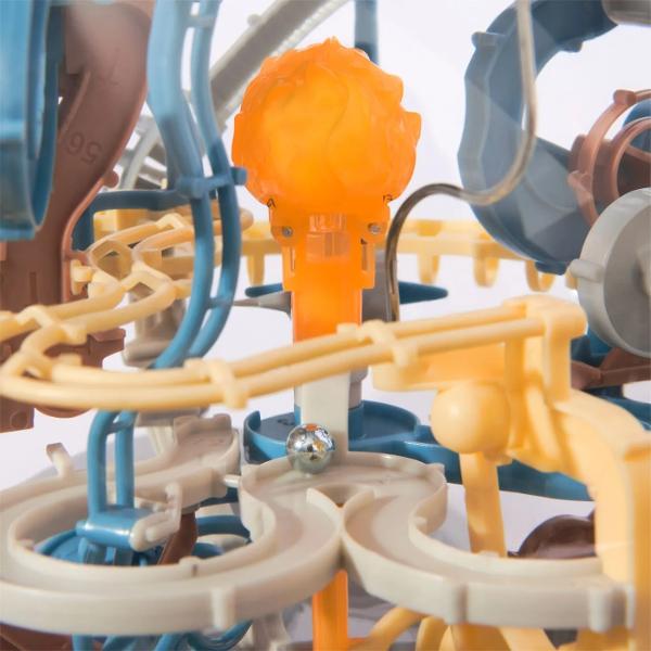 Porneste intr-o calatorie galactica a mintii cu Perplexus Star Wars &ndash; The Mandalorian labirintul 3D care iti testeaza indemanarea si concentrarea Ghideaza bila metalica prin cele peste 80 de obstacole inspirate din universul Star Wars si incearca sa-l eliberezi pe Grogu din interiorul sferei Fiecare miscare conteaza &ndash; inclina roteste si intoarce sfera pentru a naviga prin traseul complex si plin de provocari Designul detaliat si tematica Mandalorian transforma jocul intr-o 