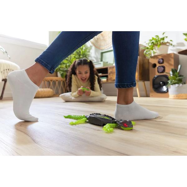 Pregateste-te pentru o experienta spectaculoasa cu Soparla interactiva Gecko verde care urca pe pereti &ndash; Hexbots jucaria care sfideaza gravitatia Cu un design futurist si culori vibrante acest gecko telecomandat se deplaseaza cu usurinta pe suprafete netede oferind ore intregi de distractie interactiva Controlul este simplu si intuitiv iar miscarile realiste transforma fiecare sesiune de joaca intr-o aventura tehnologica Ideal pentru copiii curiosi si pasionati de roboti Gecko 