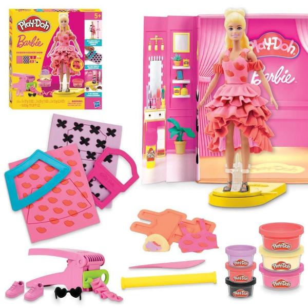 Jocul imaginativ prinde viata cu setul de joaca Play-Doh Barbie Designer Fashion Show Acest set 2 in 1 Barbie pentru studio si podium ofera atat de multe modalitati distractive de a crea haine fabuloase Urmeaza ghidul pentru a crea cele 2 stiluri caracteristice sau fii extra creativ si realizeaza haine Play-Doh personalizate pentru papusa Barbie Cele 2 foi cu tipare Play-Doh au modele sic cu ruj si funde care arata aproape ca materialul textil cu exceptia faptului ca sunt fabricate din pasta 