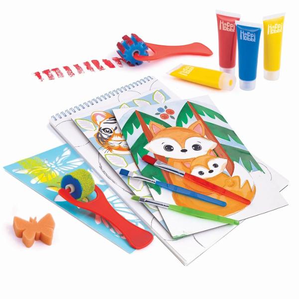 Atelierul de Pictura Junior este setul ideal pentru ca cei mici sa descopere magia artei de la o varsta frageda Copiii invata sa foloseasca pensulele sabloanele si accesoriile incluse pentru a-si exprima creativitatea si a se familiariza cu tehnicile de pictura Pot picta desenele gata facute din paginile preimprimate ale blocului de desen in acuarela urmand instructiunile din ghidul ilustrat dar pot crea si propriile opere de arta lasandu-si imaginatia libera Cu sortul pus micii 