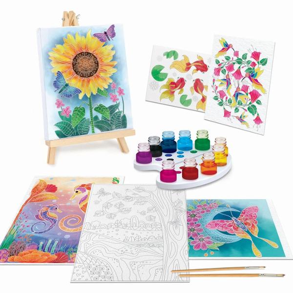 Atelierul de Pictura Acuarela este setul perfect pentru copiii care vor sa descopere arta picturii in acuarela Pregateste-ti sevaletul si incepe aventura creativa cu unul dintre cele sase cartonase preimprimate cu contururi cerate &ndash; o tehnica speciala care te ajuta sa pictezi liber si fara teama obtinand rezultate spectaculoase Dupa ce capeti incredere poti trece la panza alba si crea propriile tale desene experimentand combinatii de culori si amestecuri unice Ghidul ilustrat pas 