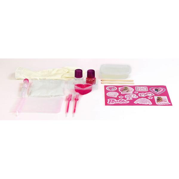 Set Barbie primul meu spa Pregateste-te pentru o aventura captivanta in care creativitatea se intalneste cu ingrijirea personala Experimenteaza o calatorie completa la spa cu acest set de activitati Barbie pentru fete descoperind in acelasi timp secretele stiintifice care fac spa-urile atat de relaxante si benefice Continutul kitului abtibilduri Barbie sare de mare baza de parfum tropical baza de sapun spatula de lemn pipete Pasteur colorant cosmetic roz eprubete cu capac manusi 