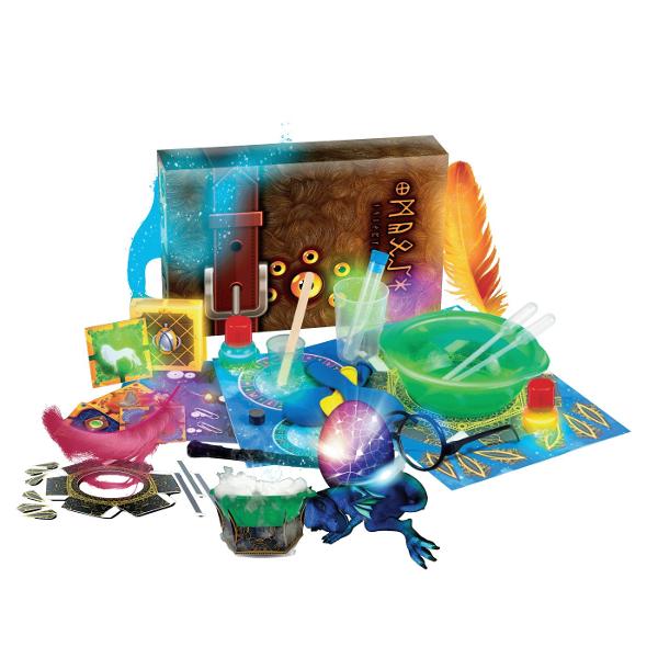 Set stiinta vrajitorilor Ti-ai imaginat vreodata ca intri intr-o scoala a vrajitoriei stiintifice Invata cum sa faci obiectele sa leviteze la ora de farmece si cum sa creezi cerneala invizibila si culori teleportante la ora de potiuni Daca dovedesti ca esti un adevarat vrajitor s-ar putea chiar sa descoperi creaturi magice si sa inveti cum sa faci un ou de dragon Continutul kitului cutie de magie forma de carte  clasa pana ochelari de vrajitor carduri MagiZoologie card pentru 