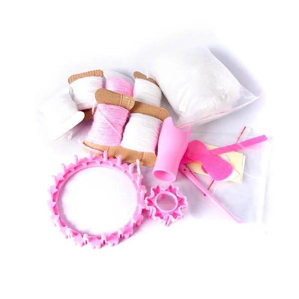 Un set de tricotat pentru &icirc;ncep&259;tori cu care copii au prilejul s&259; realizeze propriile crea&539;ii distr&acirc;ndu-se &537;i dezvolt&acirc;ndu-&537;i abilit&259;&539;ile manuale Tricotajul n-a mai fost at&acirc;t de u&537;or Setul include un cadru rotund pentru un tricotaj de 6 8 &537;i de 24 de &icirc;ncruci&537;&259;ri l&acirc;n&259; de diferite culori o cro&537;et&259; &537;i un ac de tricotat