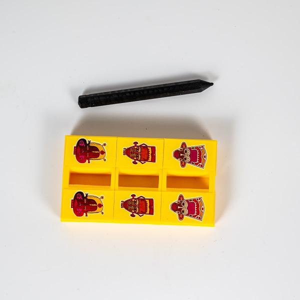 Copilul t&259;u se viseaz&259; un magician celebru Vrea s&259; pun&259; &icirc;n scen&259; un spectacol de magie formidabil Jocul Micul Magician &ndash; Creionul Magic &icirc;i contureaz&259; visul &537;i &icirc;l ajut&259; s&259;-&537;i antreneze abilit&259;&539;ile miraculoaseCine poate sta &icirc;n calea visurilor unui copil creativ &Icirc;&537;i dore&537;te s&259; devin&259; magician Atunci este cazul s&259; &icirc;l sus&539;ii &537;i s&259;-i dai 