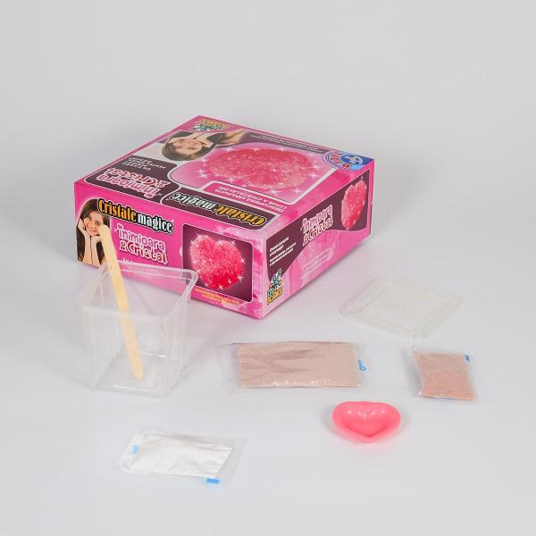 &Icirc;n lumea feti&539;ei tale totul e roz Micu&539;a ta ador&259; inimioarele &537;i accesoriile feminine care &icirc;i decoreaz&259; camera Ofer&259;-i Inimioara de cristal de la ROOVI un set creativ &537;i o activitate distractiv&259; &537;i educativ&259;Copiii ador&259; s&259; creeze cu m&acirc;inile lor obiecte decorative pe care le p&259;streaz&259; pentru ei sau le ofer&259; &icirc;n dar celor dragi Setul creativ EduScience Inimioar&259; de cristal 