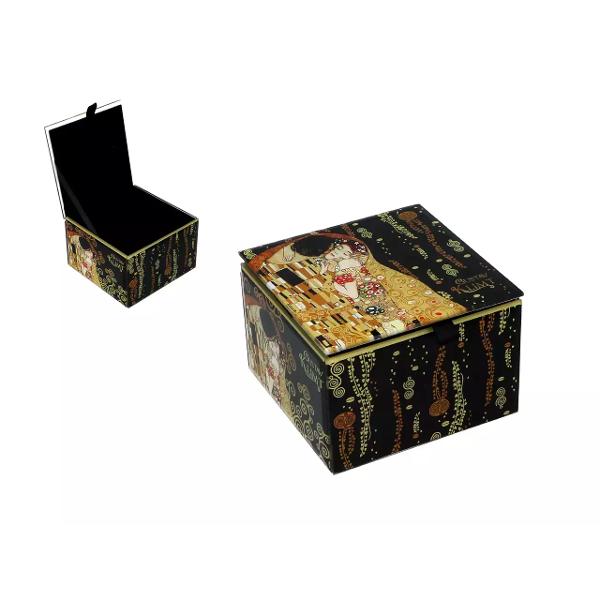 O cutie de bijuterii elegant&259; &537;i rafinat&259; care îmbin&259; utilitatea cu arta aceast&259; cutie este realizat&259; din sticl&259; &537;i decorat&259; cu motivul celebrului tablou The Kiss — capodoper&259; a lui Gustav Klimt Culorile calde accentele aurii &537;i detaliile fine inspirate de stilul Art Nouveau transform&259; cutia într-un obiect decorativ ce adaug&259; un plus de elegan&539;&259; oric&259;rei camere 