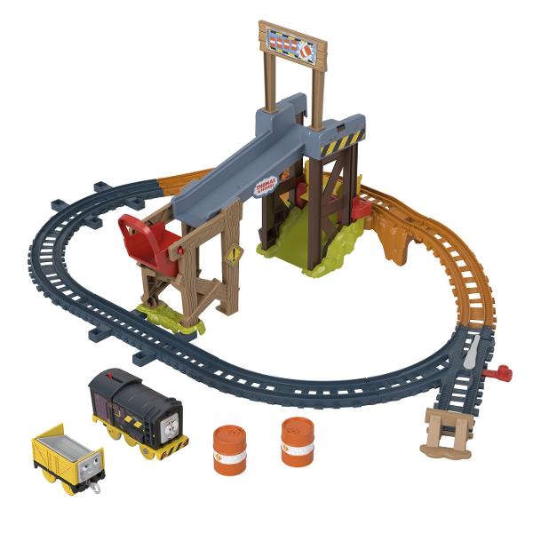 Experimenteaza magia din Sodor cu Constructia de Ridicare si &Icircncarcare a lui Diesel Un set plin de actiune si joaca creativa care combina bucuria lui Thomas the Train cu imaginatia constructiei Ridica si coboara marfa Diesel si Vagonul Problematic livreaza marfa iar tu poti folosi liftul pentru a le aduce la jgheabul de descarcare Actiune palpitanta Urmareste cum butoaiele se rostogolesc pe jgheab si ajung in galeata de descarcare pentru a-ti colecta marfa Extensie de joaca pentru 