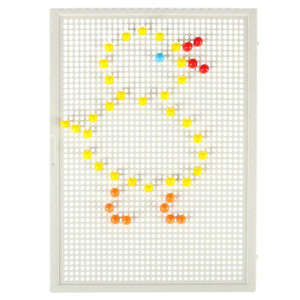 Joc Creativ &ndash; Mozaic cu 296 de pioneze cutie depozitare piese &537;i plan&537;&259; de lucru pentru copii &537;i adul&539;i Fanta Color&Icirc;ntoarce-te la bucuriile copil&259;riei &537;i &icirc;mp&259;rt&259;&537;e&537;te-le cu copilul t&259;u prin acest Puzzle Creativ cu Pini Colora&539;i o juc&259;rie clasic&259; iubit&259; de genera&539;ii &icirc;ntregiAcum copilul t&259;u poate experimenta aceea&537;i pl&259;cere de a crea imagini colorate 