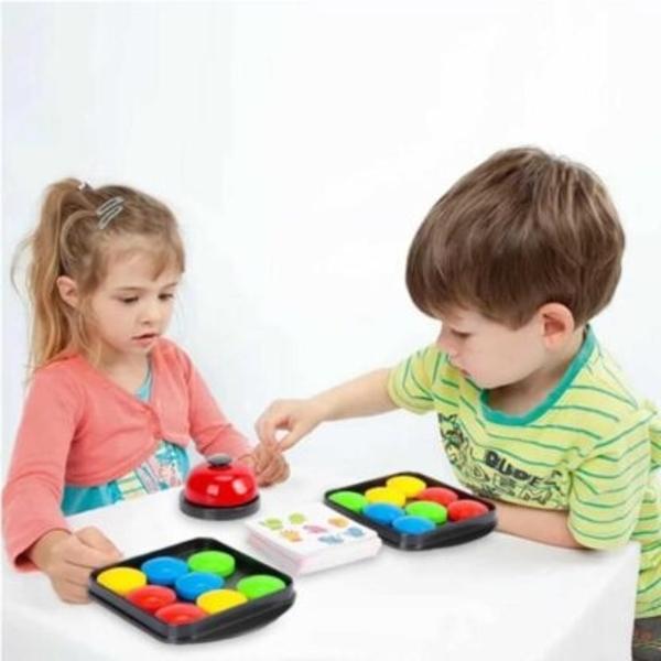 Vrei un joc care sa imbine distractia cu dezvoltarea mintii  Logic Game este exact ceea ce cauti Este un joc de inteligenta logica si memorie  perfect pentru copii care vor sa se provoace si sa se distreze in acelasi timp Include 40 de cartonase cu modele 16 discuri colorate si un clopotel  pentru un joc interactiv si antrenant in doi Beneficii si avantaje ale jocului Logic Game &oelig; Stimuleaza gandirea logica si memoria Copiii analizeaza modele si trebuie sa le reproduca corect 