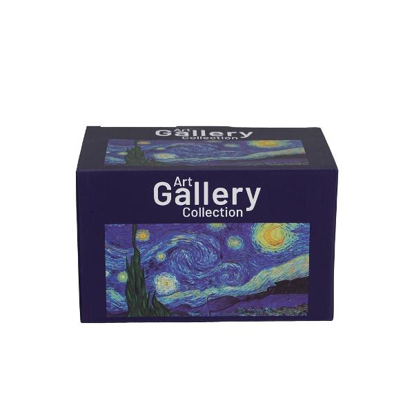 Acest set rafinat de dou&259; c&259;ni aduce magia &bdquo;Nop&539;ii &icirc;nstelate&rdquo; direct &icirc;n buc&259;t&259;ria ta Fiecare can&259; este decorat&259; cu o reproducere atent realizat&259; a celebrului tablou Starry Night &mdash; cerul nocturn plin de nuan&539;e intense de albastru v&acirc;rtejuri luminoase &537;i accente galbene &mdash; astfel &icirc;nc&acirc;t fiecare b&259;utur&259; devine un mic moment de art&259; &537;i 