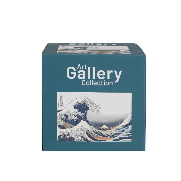 Acest set elegant combin&196;&131; utilitatea cu rafinamentul artistic — include o cea&200;&153;c&196;&131; cu farfurie si un ceainic decorate cu motivul puternic &200;&153;i iconic al valului „Great Wave” Inspirat din arta japonez&196;&131; clasic&196;&131; designul surprinde dinamismul &200;&153;i frumuse&200;&155;ea naturii într-un mod impecabilRealizat din 