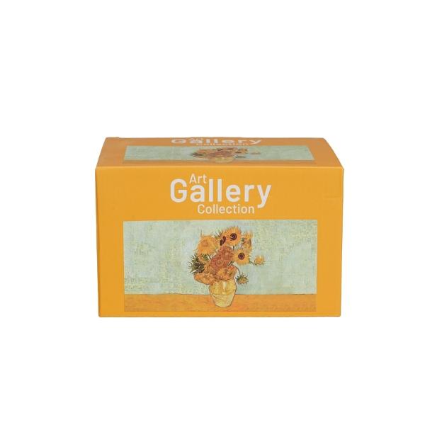 Setul de 2 c&259;ni &bdquo;Sunflowers&rdquo; este alegerea perfect&259; pentru iubitorii de art&259; &537;i momente de relaxare Realizate din por&539;elan fin New Bone China aceste c&259;ni impresioneaz&259; prin elegan&539;&259; &537;i delicate&539;e fiind decorate cu un design inspirat de celebra serie &bdquo;Floarea-soarelui&rdquo; &icirc;n nuan&539;e calde &537;i vibranteCu o capacitate 