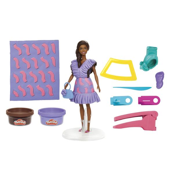 Creeaza stiluri super dragute cu setul Fashionista Ruffles Este usor si distractiv sa creezi haine pentru papusa Barbie Play-Doh cu acest kit de arte si mestesuguri Pur si simplu aseaza papusa pe suport foloseste foaia cu modele Play-Doh si decupatoarele pentru a croi rochite Barbie si imbrac-o in cele mai creative moduri imaginabile Ofera-i 2 coafuri Play-Doh diferite cu matritele pentru par scurt si lung sau copiii isi pot face propriile coafuri manual Adauga accesorii pentru papusa 